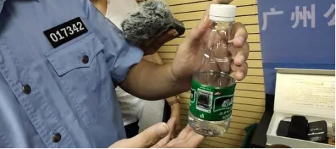 矿泉水瓶